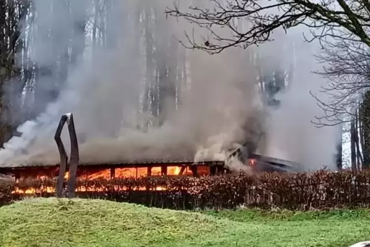 Die H&uuml;tte stand komplett in Flammen. 