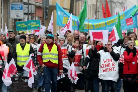 Die Streikenden ziehen durch Landau. 