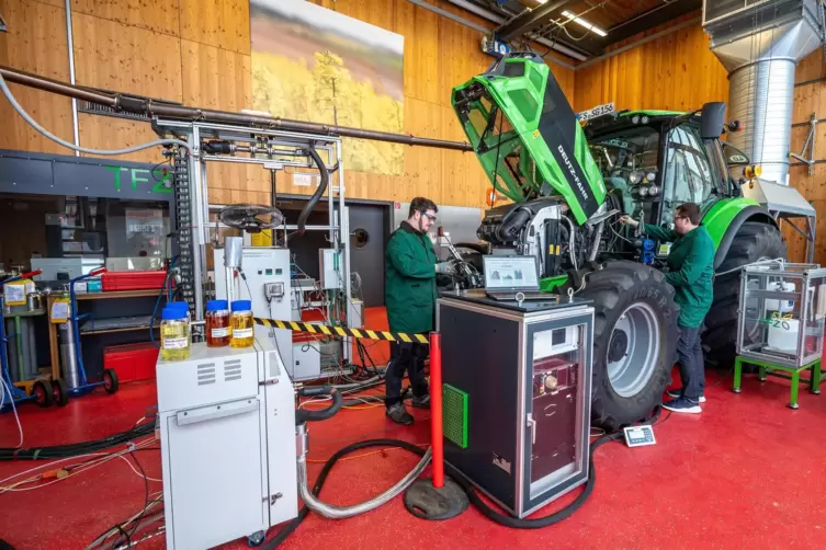 Ein Traktor steht in einem Prüflabor im Kompetenzzentrum für Nachwachsende Rohstoffe in Straubing. 