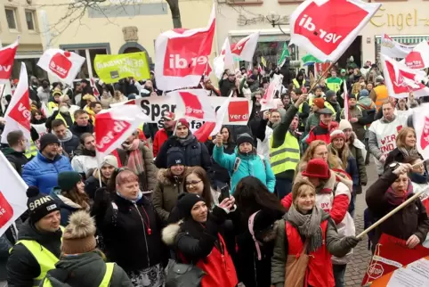 „Wir sind es wert“ ist das Motto des Streiks. Die Teilnehmer snd in verschiedenen Behörden und Einrichtungen beschäftigt. 