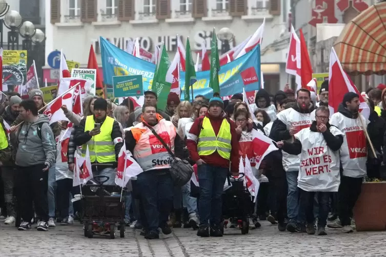 Start des Demonstrationszugs war Energie S&uuml;dwest. Von da aus liefen die Streikenden durch cie Stadt bis zur Stiftskirche. 
