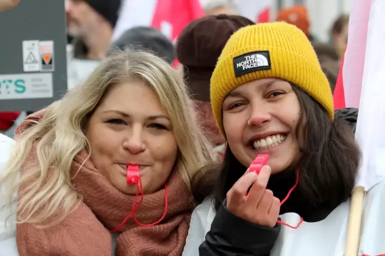 Die Trillerpfeifen der Streikenden waren weithin zu h&ouml;ren. 
