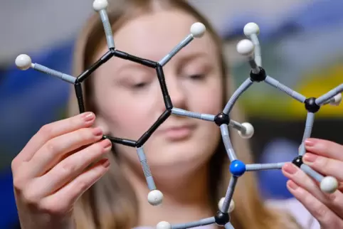 Eine Gymnasiastin hält bei einer Präsentation für den Landeswettbewerb„Jugend forscht“ das Modell einer molekularen Struktur von