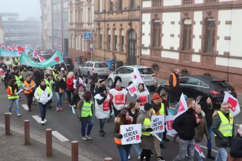 Mehr als 500 Beschäftigte des Öffentlichen Dienstes folgten dem Streikaufruf von Verdi und kamen zur Demonstration nach Pirmasen