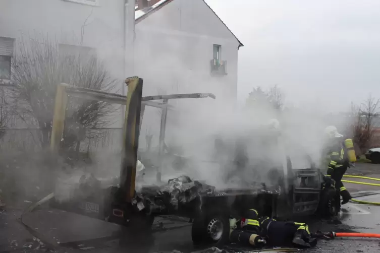 Die Feuerwehr kontrollierte die Temperatur des ausgebrannten E-Autos fortlaufend mit einer Wärmebildkamera.