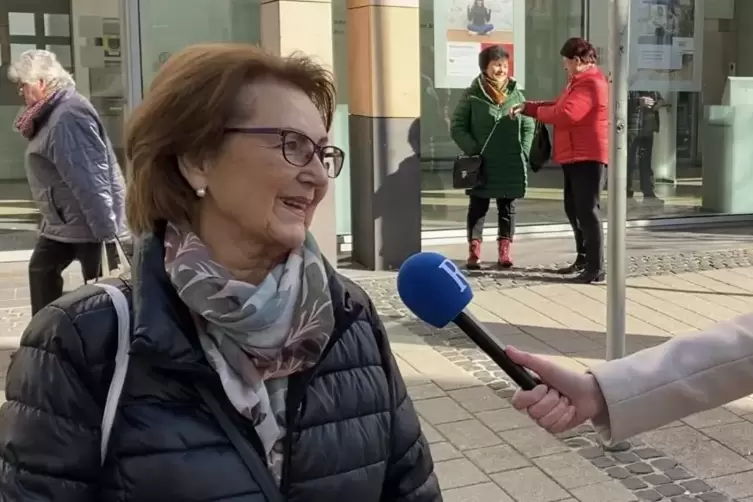 Marianne Tolle zeigt sich am RHEINPFALZ-Mirkofon von den Kandidatinnen in der Stichwahl nicht überzeugt. 