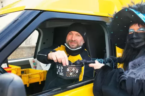 Im Jahr 2022 hielten die Hexen in Sausenheim auch Autofahrer an, um Spenden zu sammeln.