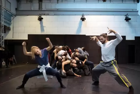 Luis Tena Torres (rechts) bei einer Probe im Tanzhaus des Nationaltheaters Mannheim. 