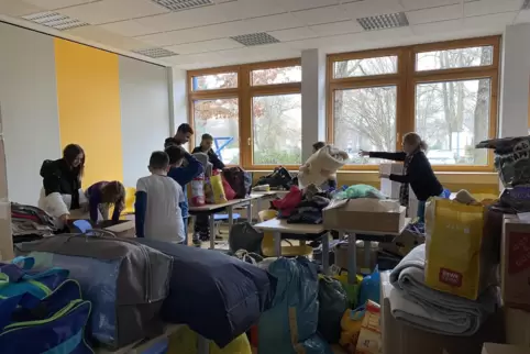 Schulleiterin Cornelia Geiser (rechts) und ihre Schüler bereiten die Spenden für den Weitertransport vor.