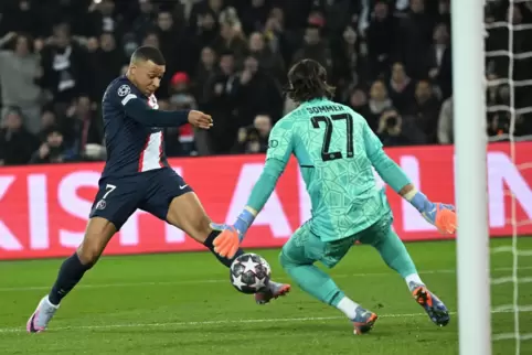 Kylian Mbappé (l) von Paris zielt auf das Tor von Bayern-Torwart Yann Sommer.