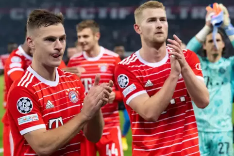 Die Bayern-Spieler bedanken sich bei ihren Fans.