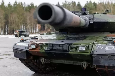 Deutschland liefert der Ukraine Leopard-2-Panzer. 