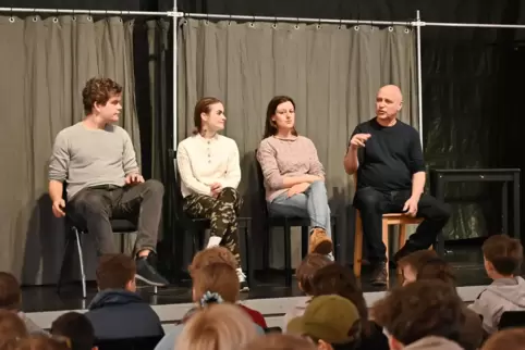 Im Gespräch mit dem Publikum (von links): Max Krämer (Stefan), Marina Arsangerieva (Sascha), Helena Fuladdjusch (Gigi) und Georg