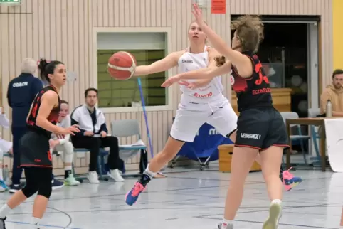 Aus dem Rheinland über Sachsen-Anhalt in die Pfalz: Anna Pennekamp (am Ball) im Heimspiel gegen Stuttgart.