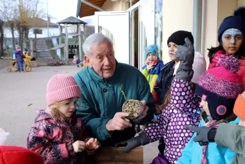 Werner Kern beim Naturkundeunterricht in der Kita Wildtulpe.