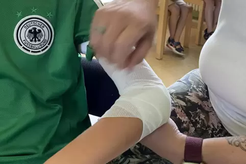 Ein Verband am Ellenbogengelenk muss so angelegt sein, dass die Blutzirkulation nicht gestört wird und der Arm minimal beweglich
