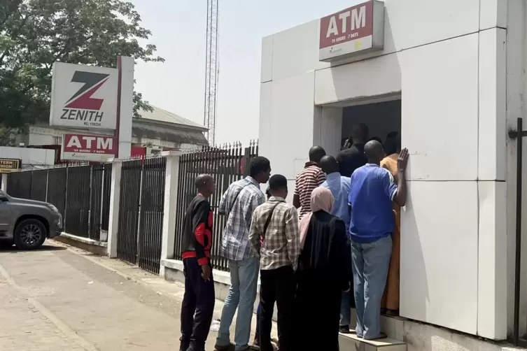 Schlangen vor Banken und Geldautomaten, hier in Abuja, der Hauptstadt Nigerias. 