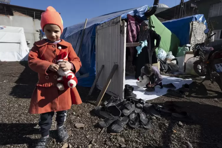 Haya steht vor einem Zelt in Kirikhan, in dem sie mit ihrer Familie notd&uuml;rftig untergekommen ist. 