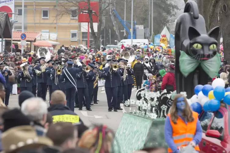 Volle Stra&szlig;en, buntes Geschehen: Tausende Besucher werden beim Westricher Fasnachtsumzug wieder dabei sein. 