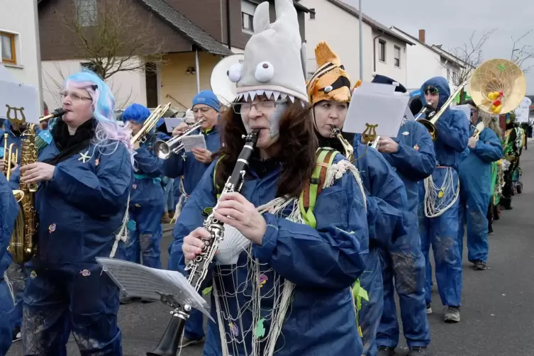 Mit Musik durch Hettenleidelheim: Fu&szlig;gruppe als &bdquo;Aquarium&ldquo; (2020).