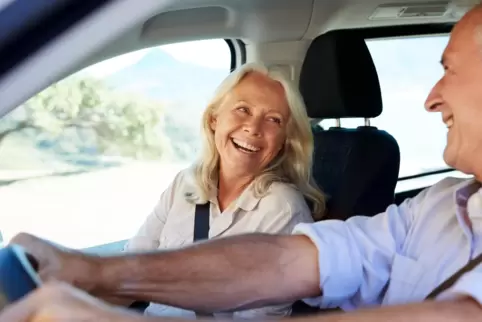 Wenn sich Senioren ein Auto teilen, sollte es auf den jüngeren Partner versichert sein. Das kann mehr als 100 Euro pro Jahr eins