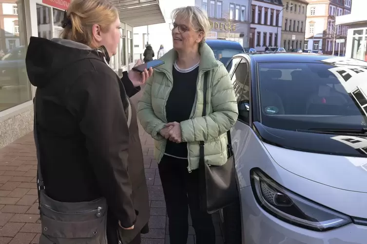 Elke Hufnagel ist bewusst auf ein Elektroauto umgestiegen und hat ihren Schritt nicht bereut, wie sie Tanja Daub im Interview er