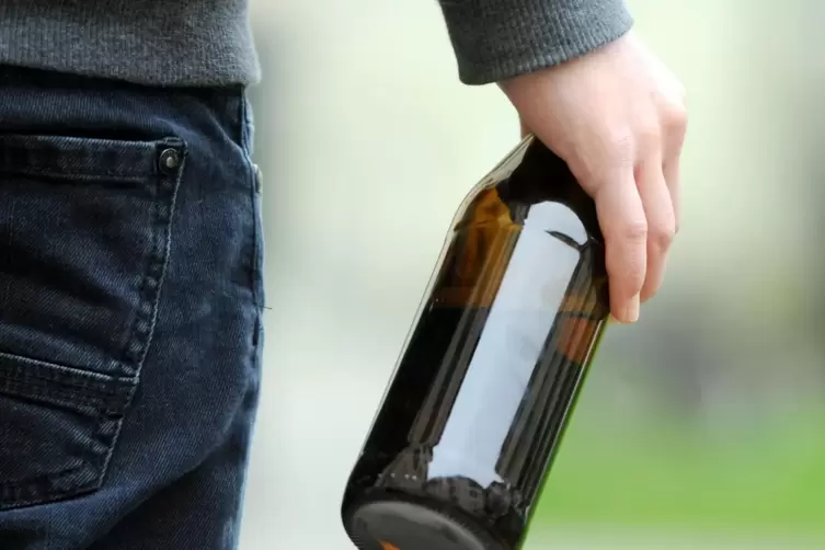  Bierflaschen können schnell zu einer gefährlichen Waffe werden. Auf vielen Veranstaltungen sind sie deshalb verboten.