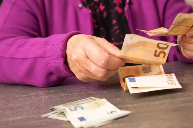Um mindestens 5000 Euro hat eine 27-Jährige eine Frankenthalerin, um die sie sich kümmerte, nach Überzeugung des Gerichts gebrac