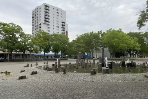 Charakteristisch für den Jakobsplatz in seinem aktuellen Zustand: der Brunnen und die Hochbeete. Charakteristisch für den Jakobsplatz in seinem aktuellen Zustand: der Brunnen und die Hochbeete.