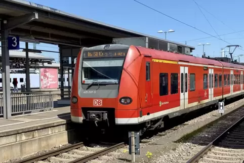Weiterfahrt frühestens 2026: ruhender Zug der S-Bahn Rhein-Neckar im Homburger Hauptbahnhof