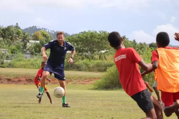 Kicken mit den Kids: Jankowski spielt Fu&szlig;ball und sagt, &bdquo;die Jungs hier haben eine bessere Grundbegabung als deutsche Kinder&ldquo;.