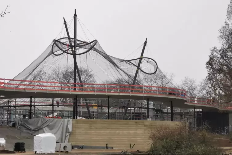 Imposant: die Netzkonstruktion der neuen Großvoliere im Luisenpark.