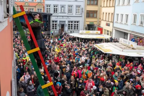 Rheinland-Pfalz, Wittlich: Eine Karnevalistin klettert am Weiberdonnerstag eine Leiter hinauf, um das alte Rathaus zu stürmen un