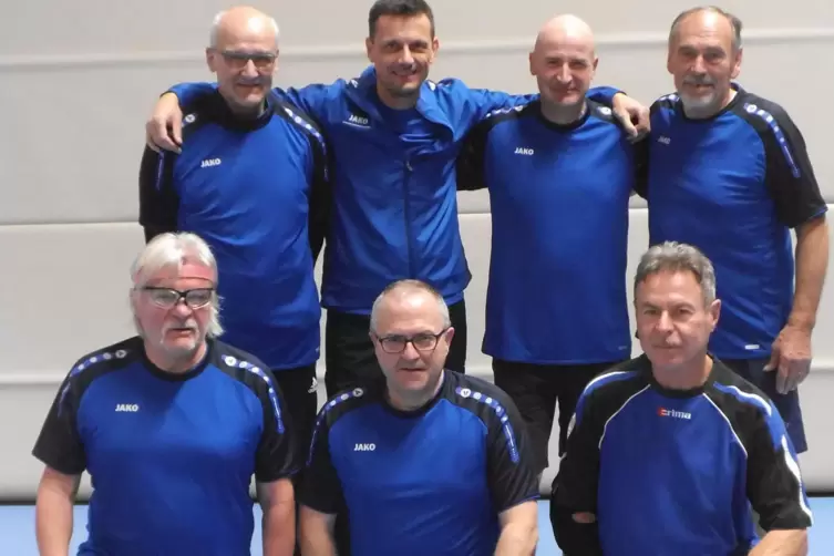 Das Prellball-Team der TSG Eisenberg (hinten von links): Jürgen Kerch (Wartenberg), Thorsten Kulick, Matthias Neuendorf, Reinhar