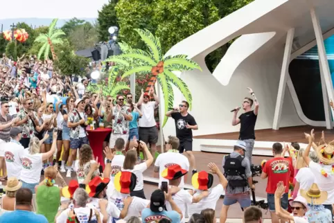 Fast wie am Ballermann: Das Publikum feiert den Partykracher bei einem Auftritt von DJ Robin und Schürze im ZDF-Fernsehgarten.