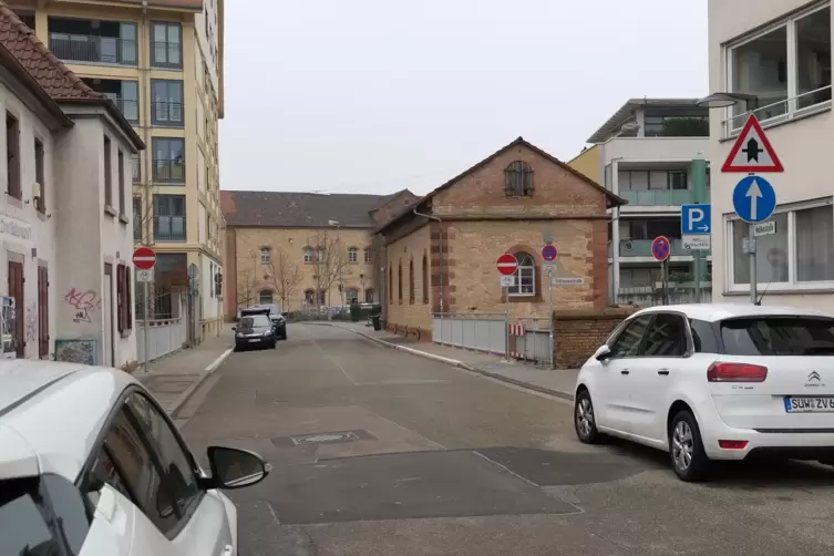 Das Schild &bdquo;vorgeschriebene Fahrtrichtung geradeaus&ldquo; kurz vor &bdquo;Einfahrt verboten&ldquo; &ndash; das passt nicht recht zusammen. Es ist jetzt