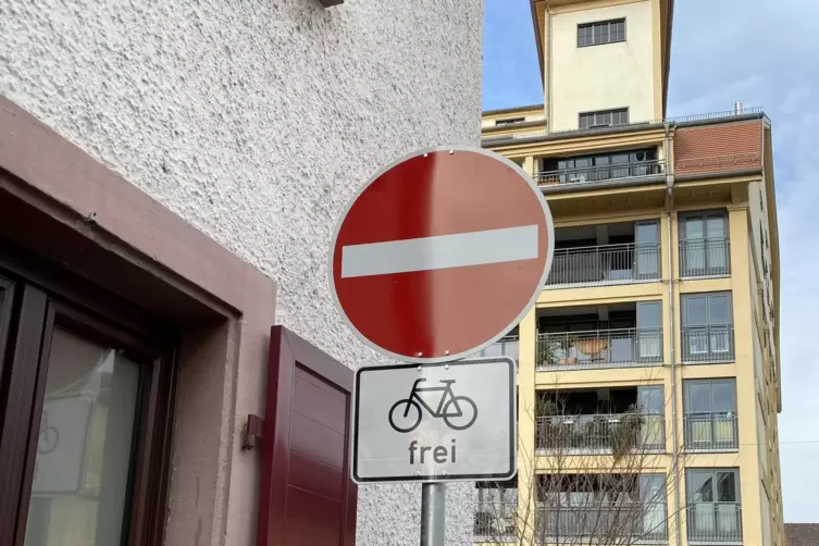 Dieses Schild steht so nah am Haus, dass sich der Laden nicht mehr schlie&szlig;en l&auml;sst. 