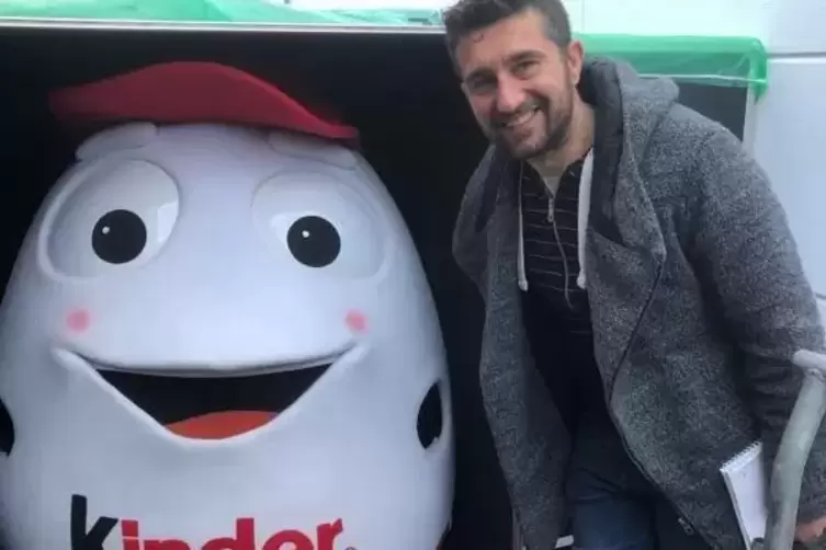 RHEINPFALZ-Redakteur Torben Müller (rechts im Bild!) mit einem überdimensionalen Überraschungsei: Die Promotionsteams von Ferrer