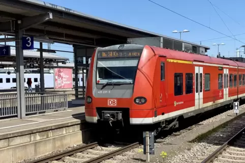 Weiterfahrt frühestens 2026: ruhender Zug der S-Bahn Rhein-Neckar im Homburger Hauptbahnhof. 