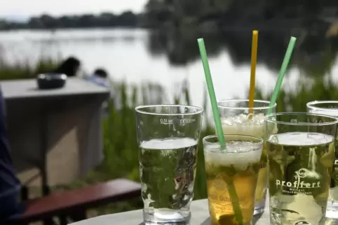 Gemütlich trinken am Nachtweideweiher? Die Gemeinde interessiert sich für Nutzungskonzepte des Kiosks. 