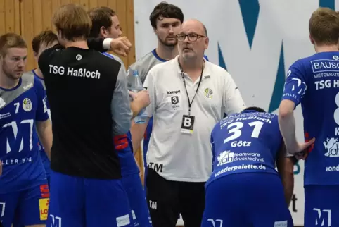 Gibt am Saisonende sein Amt als sportlicher Leiter bei der TSG Haßloch ab: Thomas Müller (Mitte). 