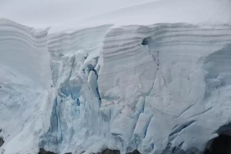 Schlauchbootfahrt vor den Eisriesen der Melchior-Inseln. 