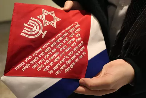 Die Narrenkappen bergen innen einen Davidstern, eine Menora und ein Reisegebet in hebräischer Sprache.