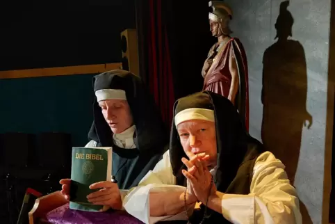 So gottesfürchtig, wie sich die Nonnen Ehrentrudis (links, Gabi Schäfer) und Honorina (Heiderose Henker) geben, sind sie nur man