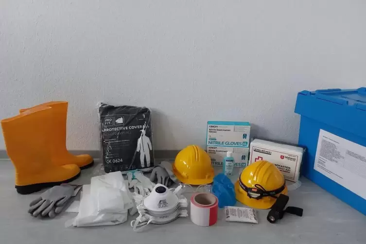 Ob Gummistiefel, L&ouml;schkartons oder Schutzfolien &ndash; im Notfall sind die wichtigsten Hilfsmittel in den Boxen griffbereit. 