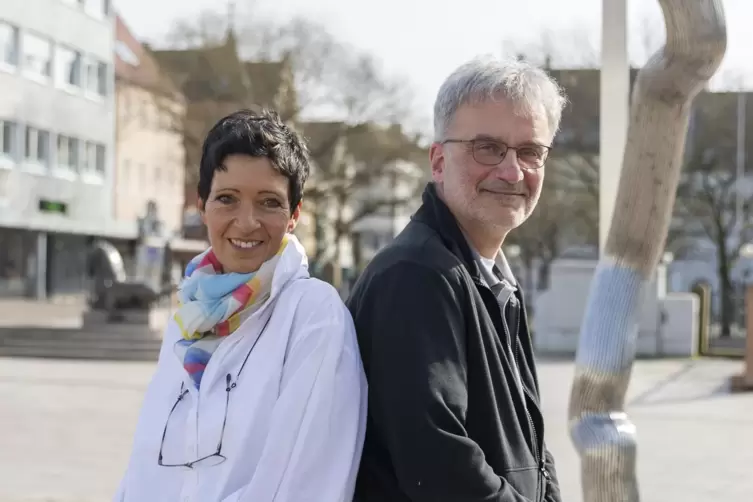 Eine Schwester ohne Bart, eine mit: Claudia Hoffmann und Claus Wilhelm sind die neuen Gemeindeschwestern plus in Zweibrücken. 