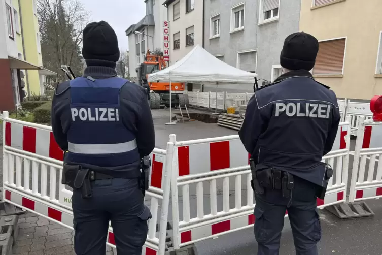 Unter dem Pavillon liegt die Bombe und wartet auf Entsch&auml;rfung.