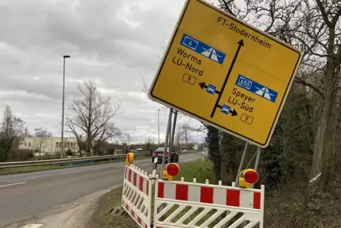 Das schiefe Schild auf dem Weg nach Studernheim.