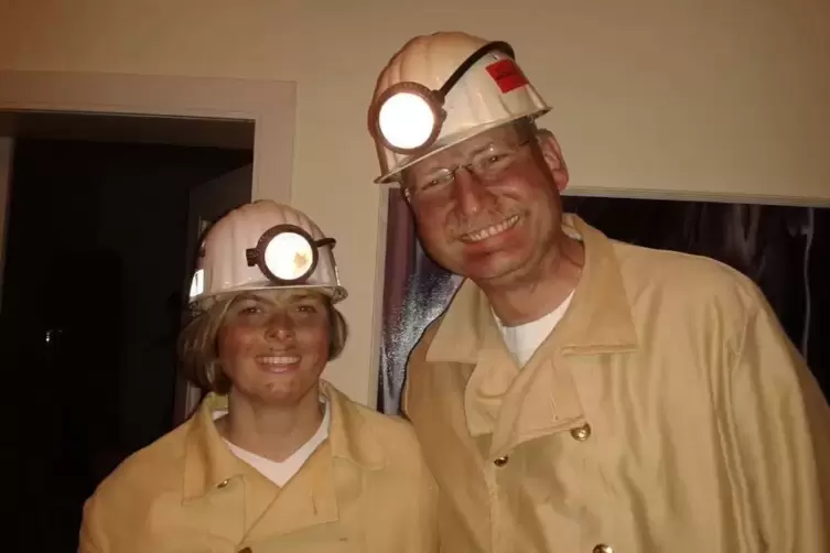 Das Ehepaar Krieger sorgte als saarländische Bergleute verkleidet für Furore auf einer Fasnachtsveranstaltung in Weisenheim am S