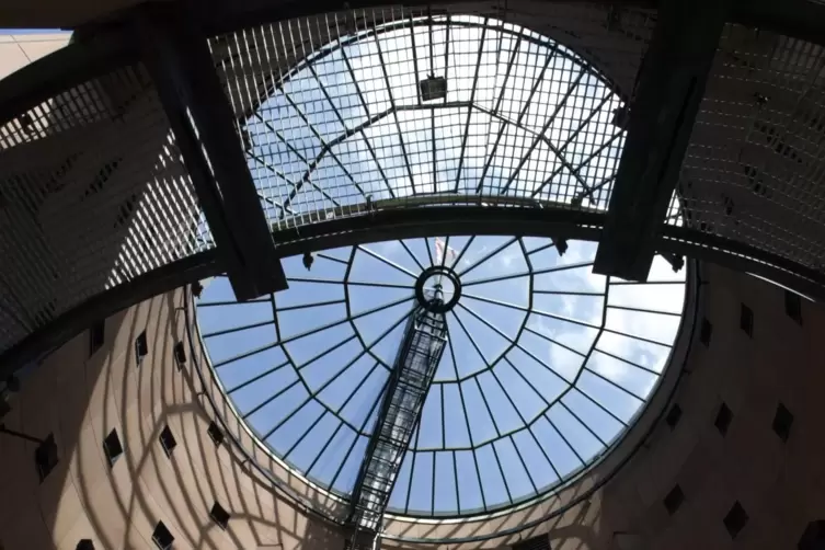 Sieht fast aus wie eine Zirkuskuppel: Blick in die Rotunde des Pfalztheaters Kaiserslautern. Wenige Meter weiter sollte vor zwei